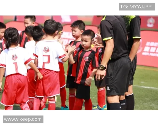 足球明星与孩子们的温馨瞬间精彩图片集锦